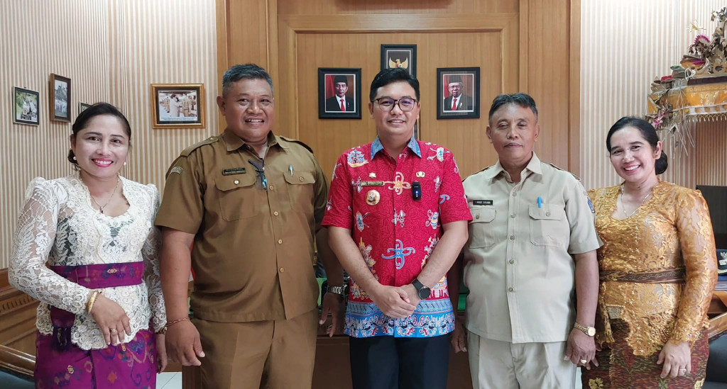 Penyerahan SK Kepala Lingkungan di Kantor Camat Kuta Utara